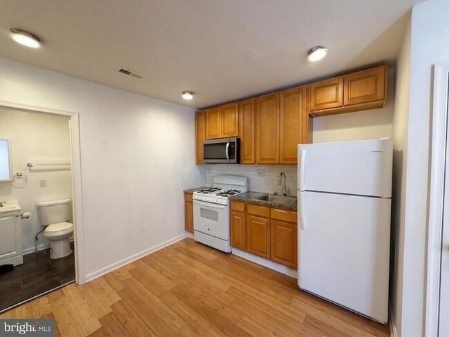 Building Photo - 110 N 51st St