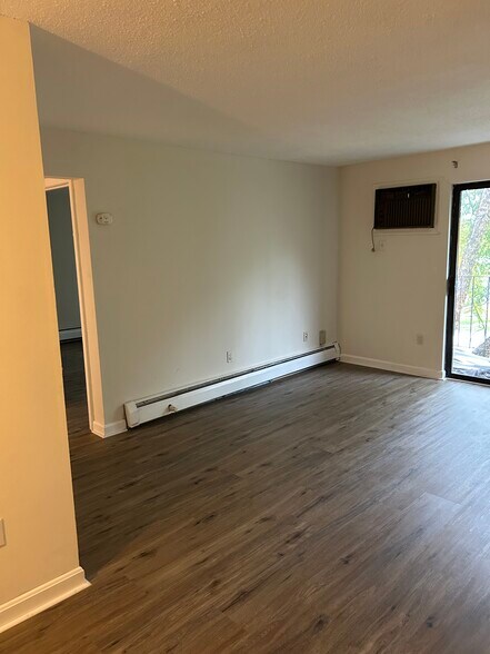 Building Photo - 1495 Bodwell Rd