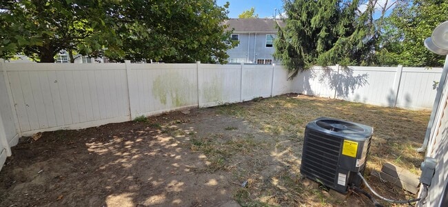 Building Photo - Charming 3-Bed Townhome in Sought-After Si...