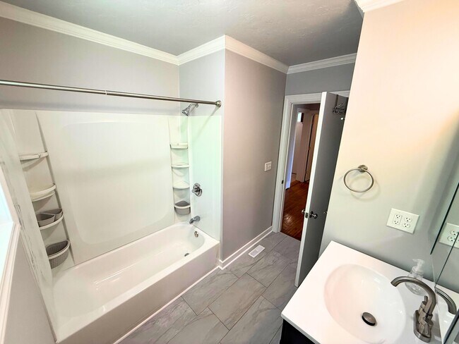 Building Photo - 202 Mayflower St