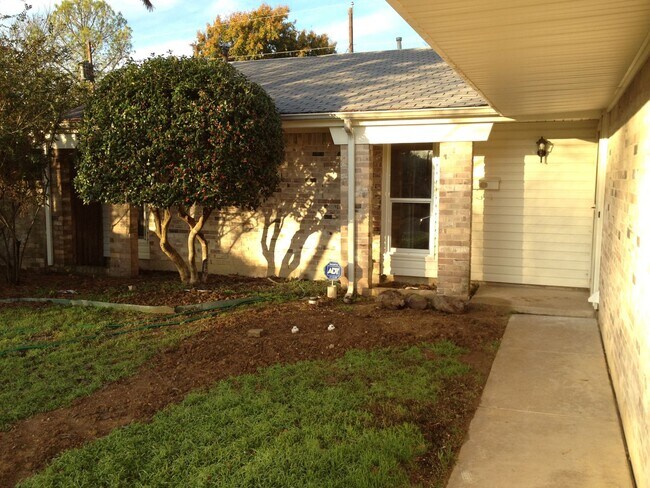 Building Photo - 3 Bed, 2 Bath. Hardwood floors, quartz countertops, stainless steel appliances.