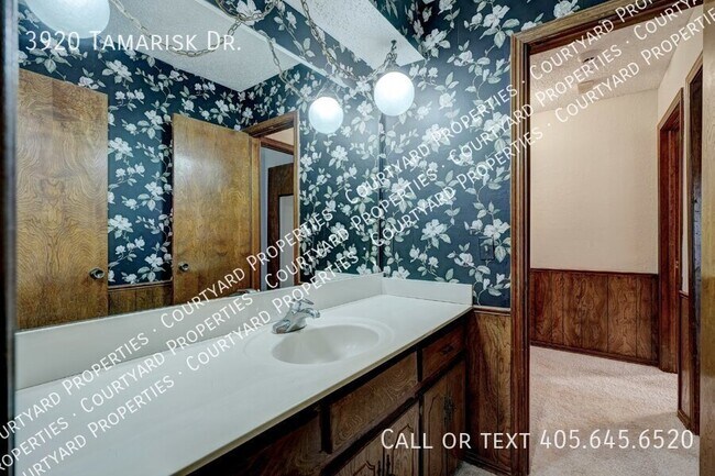 Building Photo - 3920 Tamarisk Dr