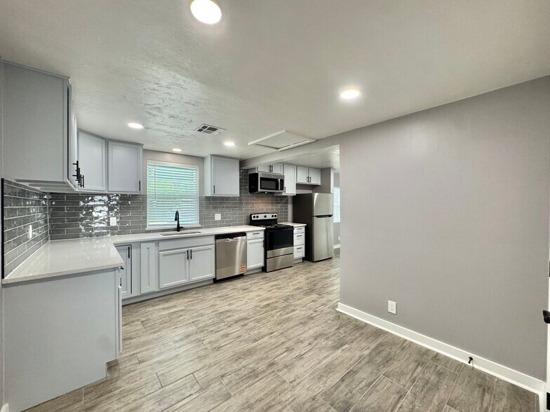 Building Photo - 2144 Westchester Dr