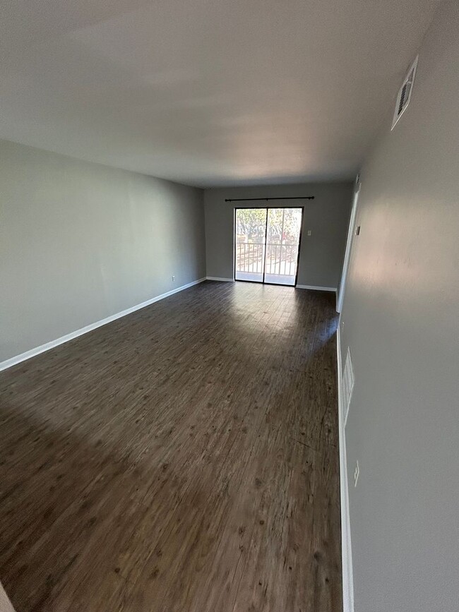 Building Photo - 2 BR/2 BA Condo with a Pool on Southside S...