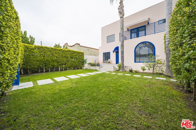 Building Photo - 848 N Las Palmas Ave