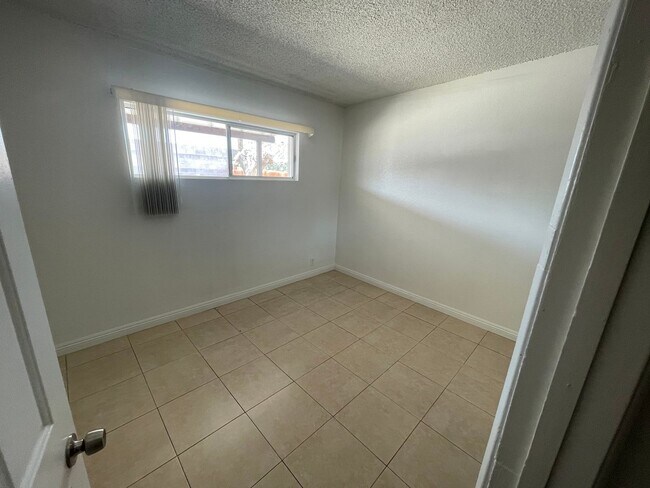 Building Photo - Classic 3Bed/2Bath single story home located near Boulder Highway