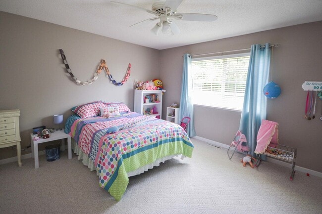 Building Photo - Private End-Unit Townhome with Walkout Basement