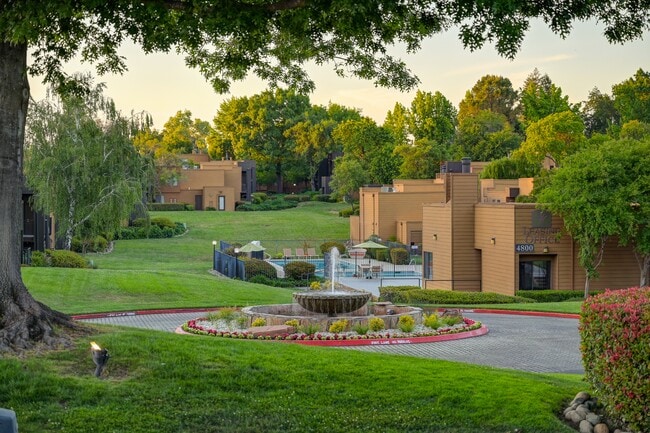 Building Photo - Fountains of Fair Oaks