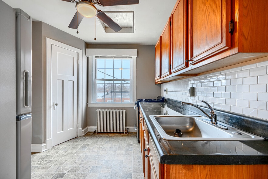 Kitchen - 4243 Shamrock Ave