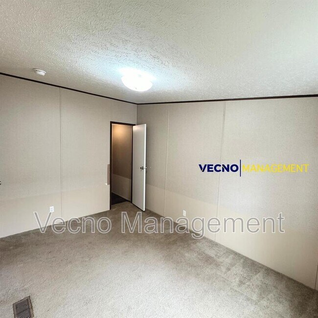 Building Photo - 842 Corinne Dr