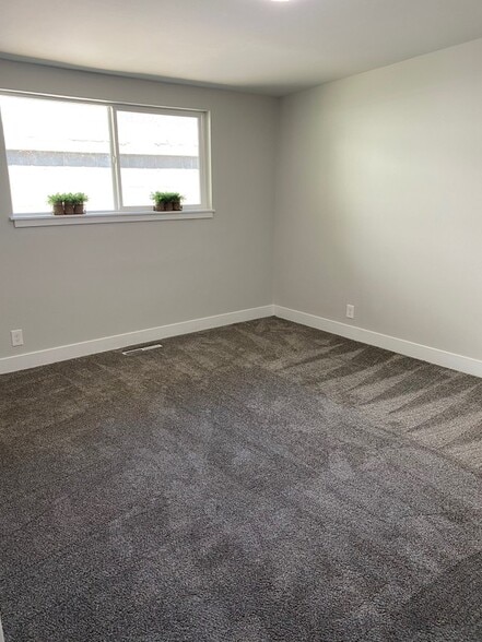 Building Photo - 370 N 200 E