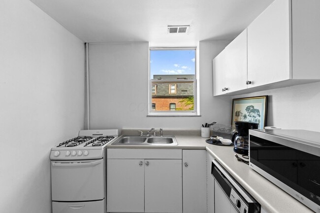 Building Photo - 854 N High St