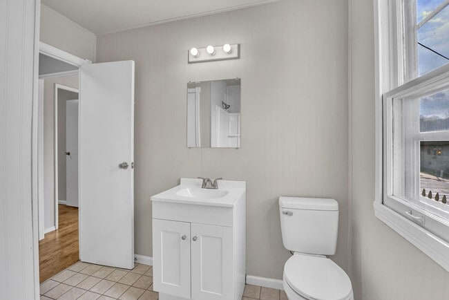 Building Photo - Renovated 4BR Home – Modern Finishes, Off-Street Parking