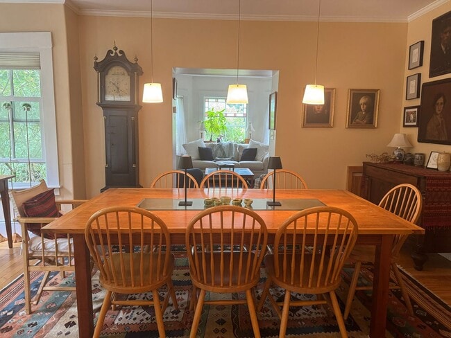 Building Photo - Short term- 4 Bedroom just two blocks from...