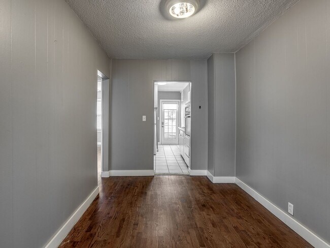 Building Photo - 2531 W Park Pl