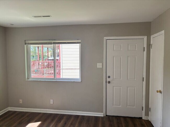 Building Photo - Charming 2-bedroom and 1-bathroom house lo...