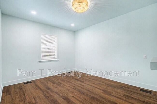 Building Photo - 638 E 37th St