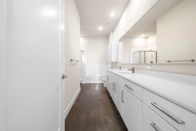 Building Photo - 1825 N San Jacinto Street Unit 641