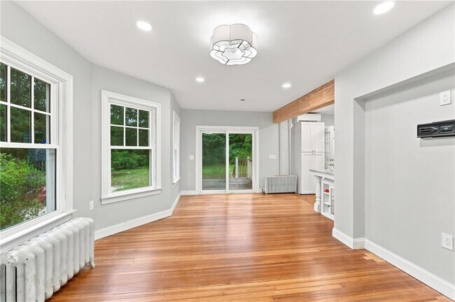 Building Photo - 1552 Kingstown Rd
