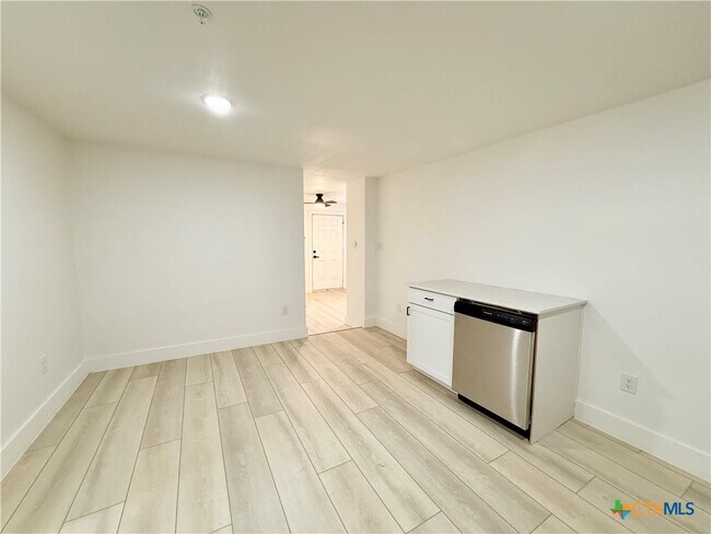 Building Photo - 2204 W San Antonio St