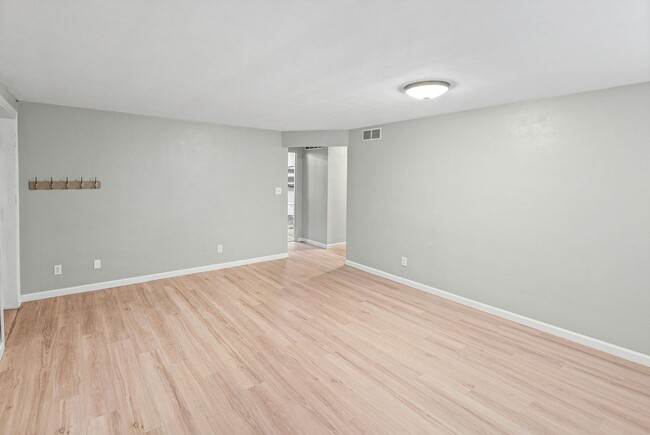 Building Photo - 113 E Apple St