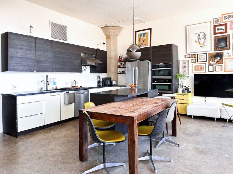 Building Photo - 315 E 8th St