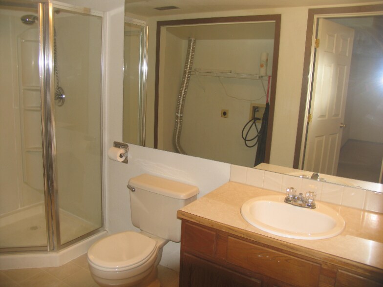 Building Photo - 2228 Palm Dr