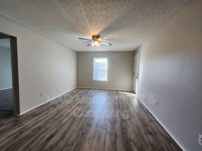 Building Photo - 1849 Summerhaven Ave