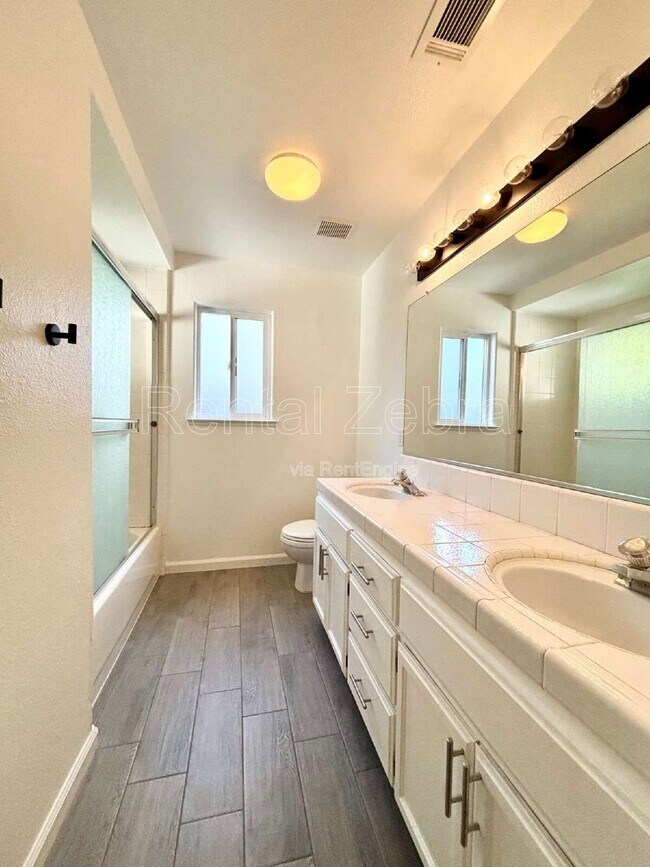 Building Photo - 736 Redwing Dr