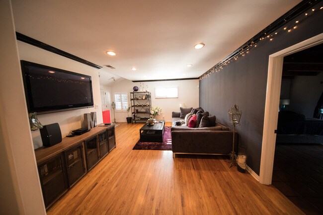 Building Photo - 5711 Rhea Ave