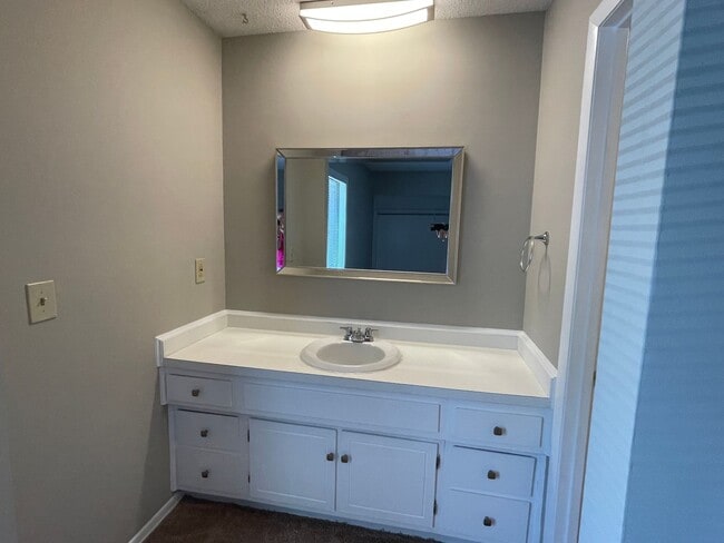 Building Photo - SW - Updated Townhome.  New Flooring, Just...