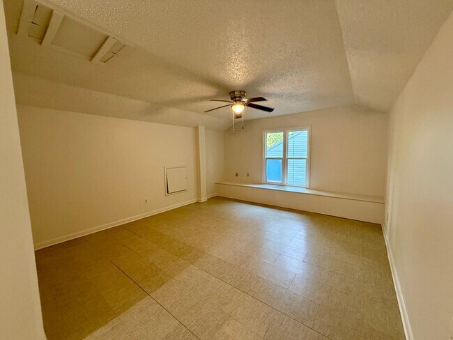 Building Photo - 1401 Elmdale Pl