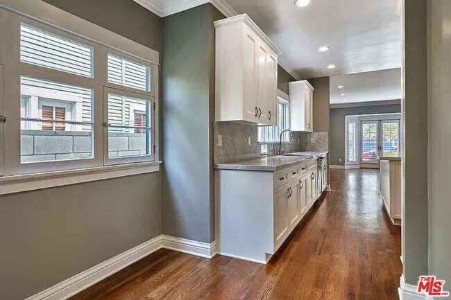 Building Photo - 515 S Van Ness Ave