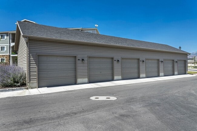 Building Photo - 161 W Ridge Rd