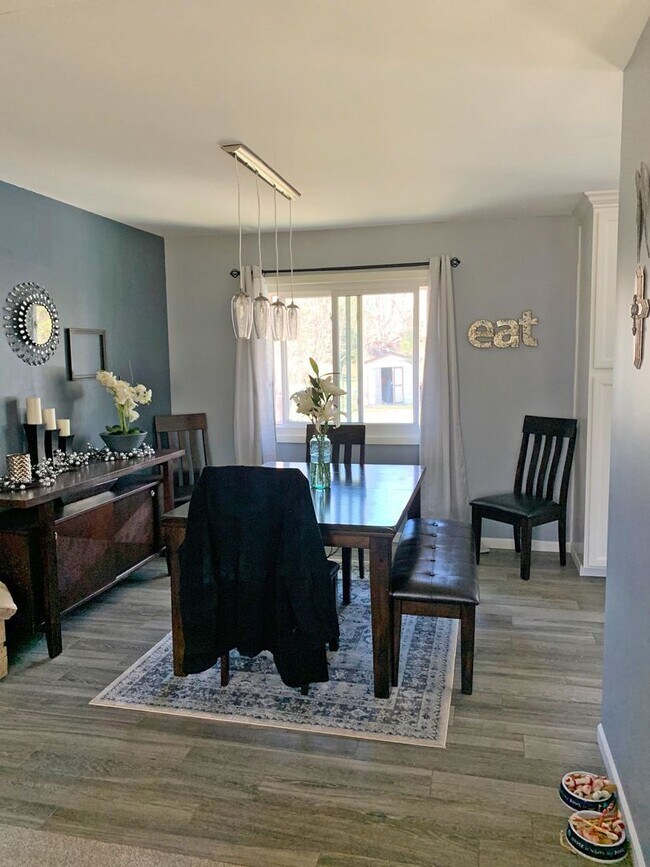 Building Photo - Beautifully updated 'Tonka rental available! 3 beds 2 baths in Royal Hills!