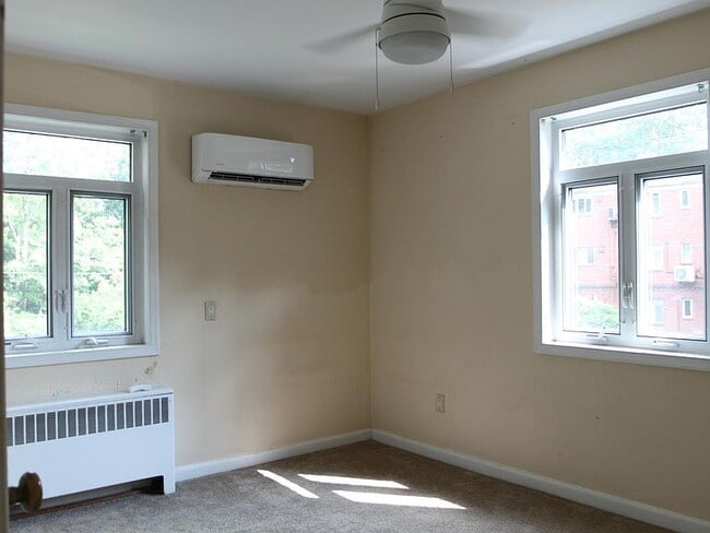 Building Photo - "Charming 2-Bed Retreat in Bethesda with Spacious Living – 842 Sq Ft of Comfort!"