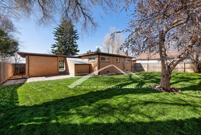 Building Photo - Beautiful Home with Washer/Dryer and Fenced Yard