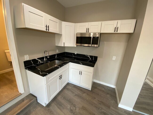 Building Photo - Newly Renovated! 4BD + Attached Studio (Le...