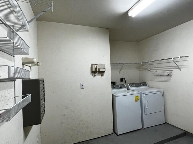 Building Photo - 15303 Riverside Grove Dr
