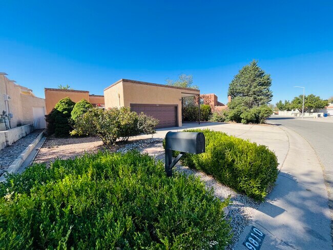 Extra large driveway - 9810 Osuna Rd NE