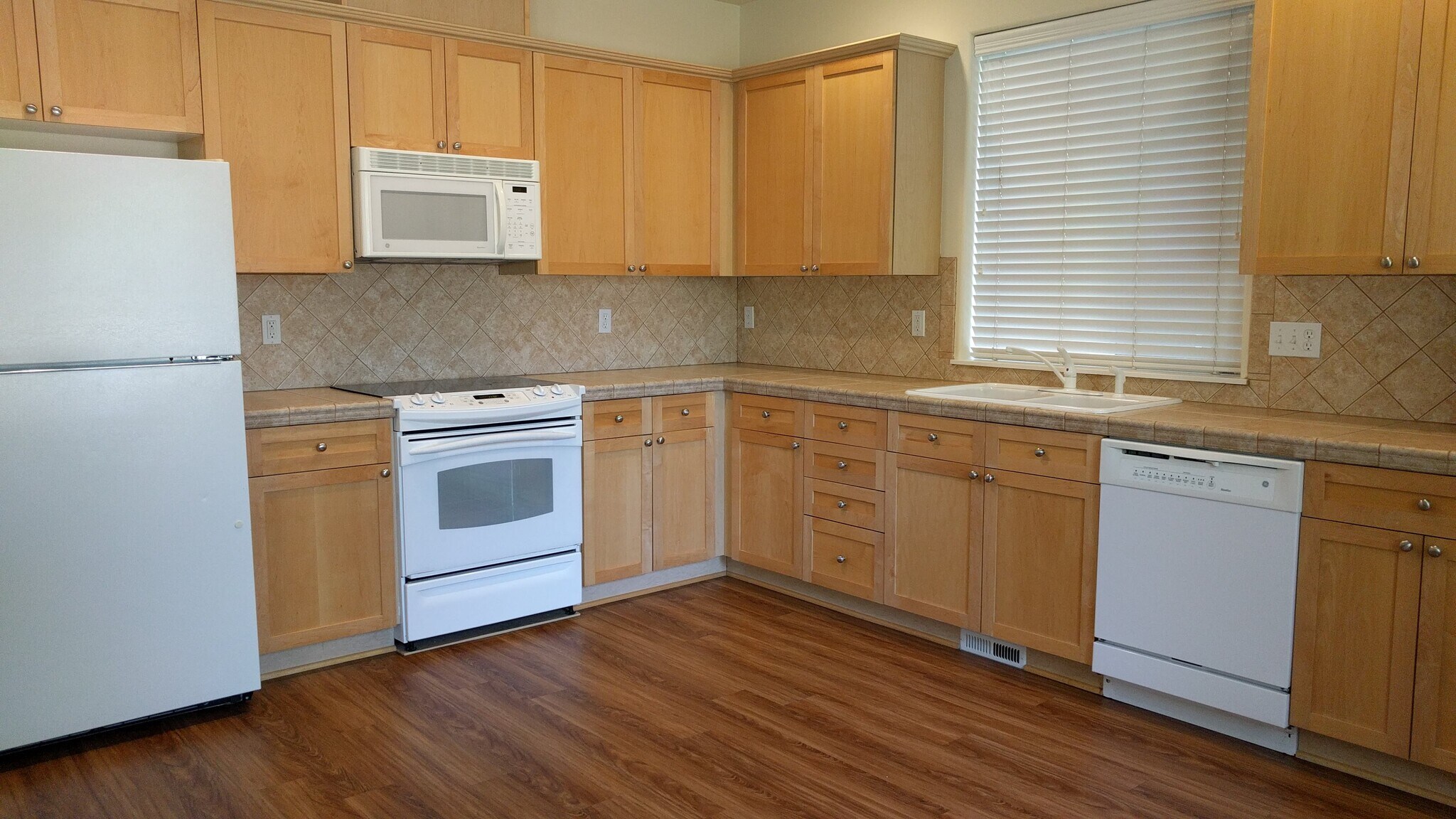 kitchen - 325 NW 209th Ave