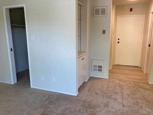 Building Photo - Woodlake Studio
