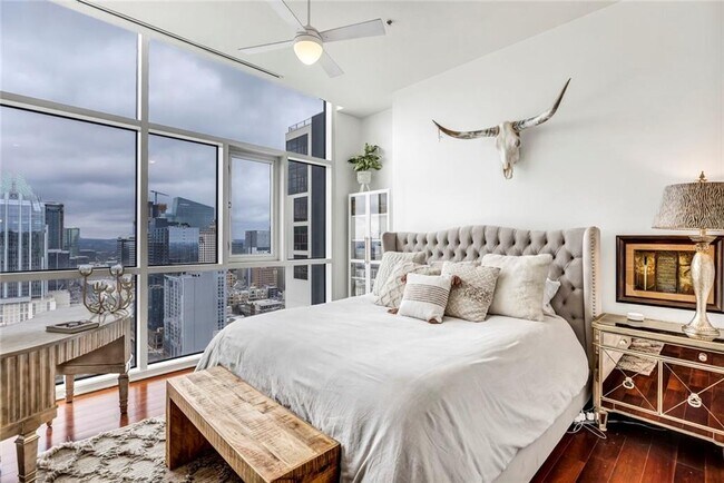 Building Photo - 555 E 5th St