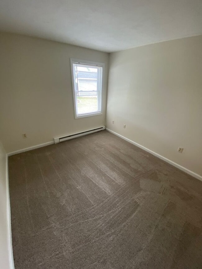 Building Photo - 2 Bedroom Apartment for Rent in Rochester, NH!
