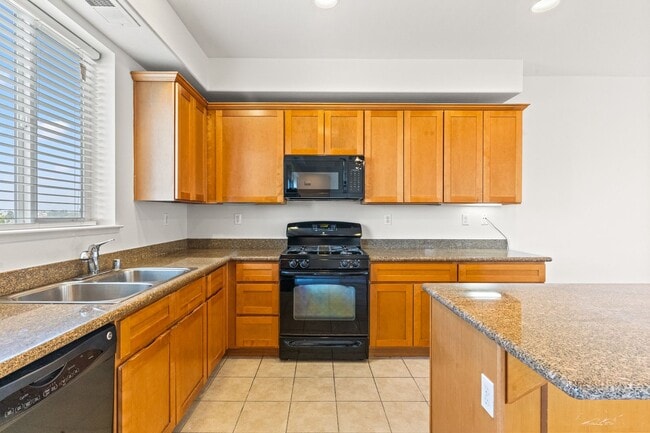 Building Photo - Spacious 2 Bed, 2.5 Bath Townhouse in Gate...