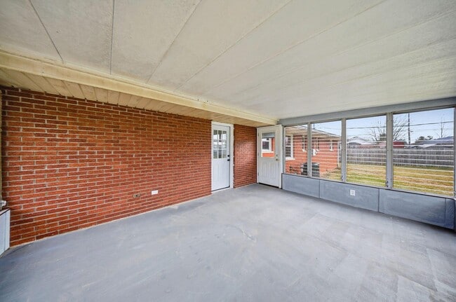 Building Photo - 103 Valleyview Dr