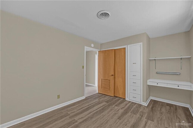 Building Photo - 21 E Walnut Ave