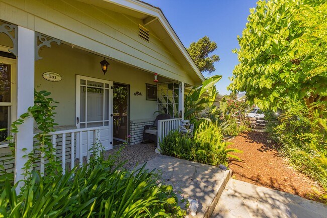 Building Photo - Cozy 2 Bedroom Cottage with Lush Gardens