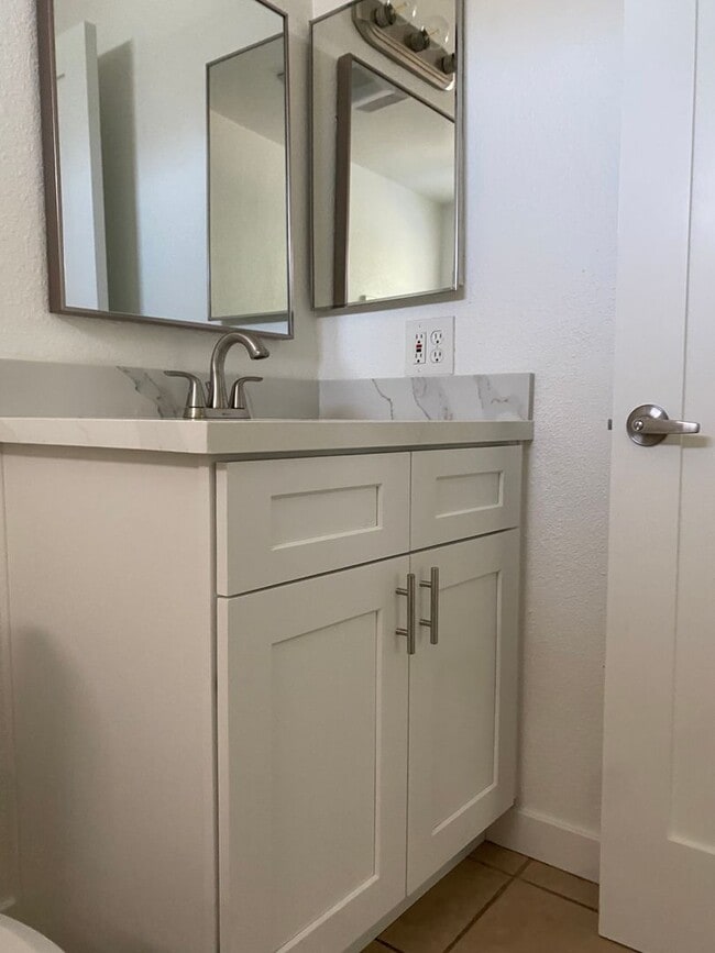 Building Photo - Louise