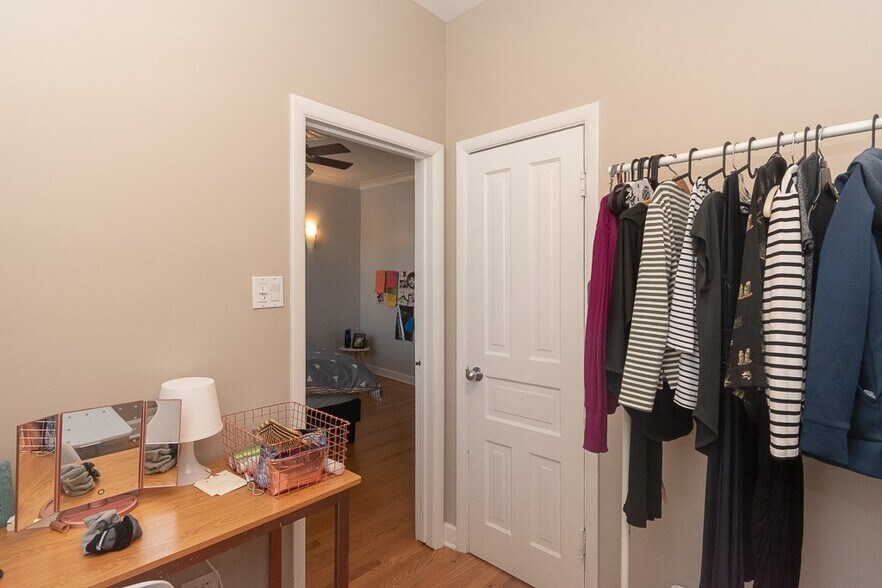 Building Photo - 3140 N Oakley Ave